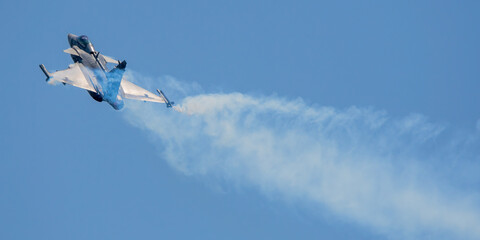 Avión de combate haciendo acrobacias