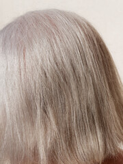 Cheveux gris et blanc en gros plan	