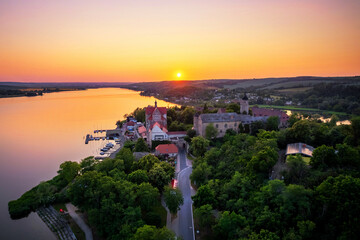 Wunderschönes Schloss Seeburg mit untergehender Sonne am Süßen See