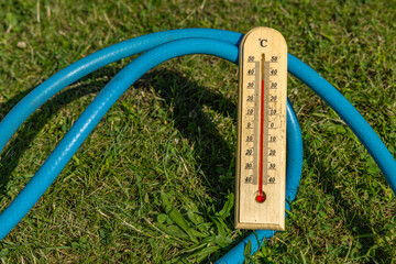 Measuring the temperature at high noon in the garden, a dangerous temperature for the grass