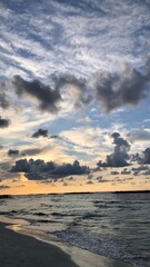 Obraz premium Beautiful sunset over the sea with dramatic clouds.