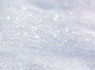 Obraz premium Winter christmas background - view of the snowdrift sparkling in the rays of the winter sun, selective focus