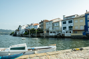 puerto en un pueblo de galicia 