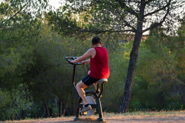 Hombre haciendo ejercicio en maquina al aire libre