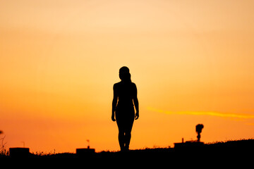 Silueta femenina al atardecer 