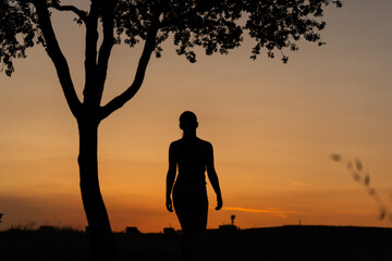 Silueta de chica joven, atardecer 