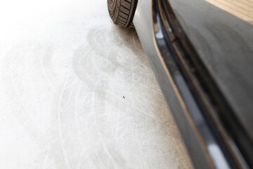 駐車場の土間コンクリートに残る車のタイヤ痕