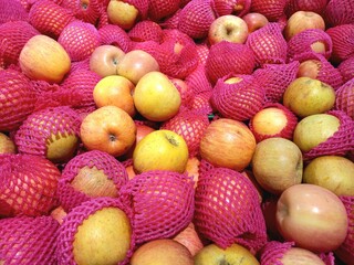 Fresh apples sold in the market. Apples contain many nutrients that are good for the body.