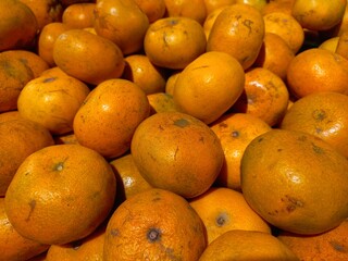 Fresh oranges sold in the market. Oranges contain many nutrients that are good for the body.