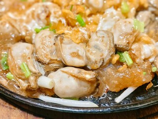 Hot pan omelette with oyster