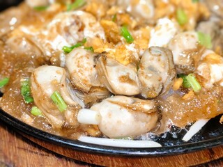 Hot pan omelette with oyster