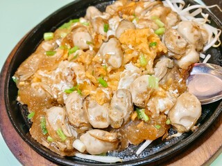 Hot pan omelette with oyster