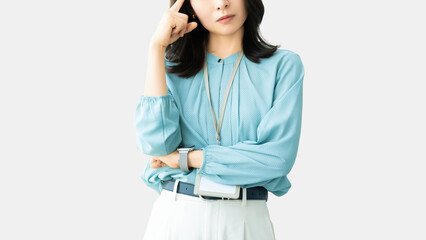 考えごとをする女性・ビジネスウーマン