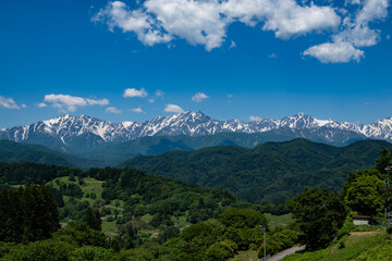 Obraz premium 初夏の北アルプス山並みと快晴の空 長野県