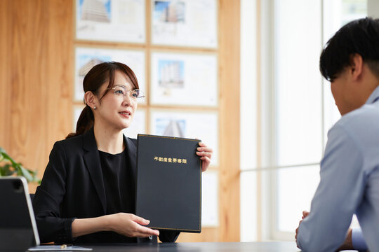 不動産店舗で営業をする女性
