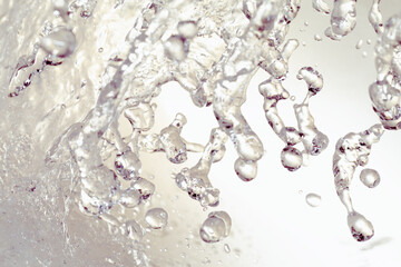 ゴールドの背景に飛び散る水飛沫.