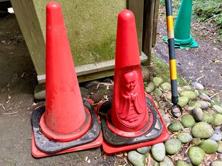 赤い三角ポールに彫刻された仏陀