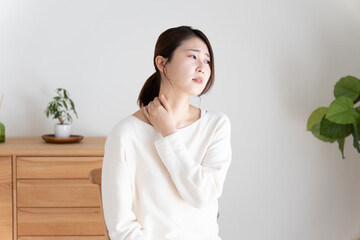 肩こりのミドル女性