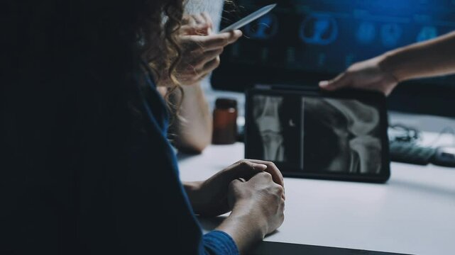 A male doctor is explaining to the patient the cause of the patient's condition.