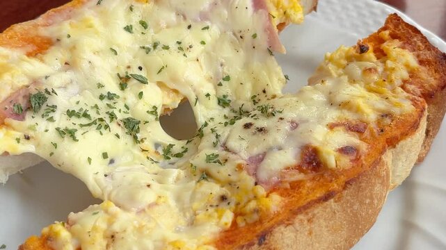 チーズととうもろこしとハムが乗ったピザトースト。チーズがとろける動画。
