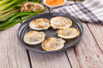 Grilled scallops with cream cheese