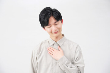 男性　20代　ほっとする　白背景