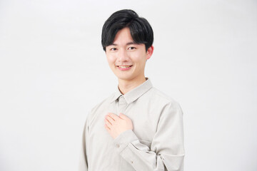 胸に手を置く男性　20代　白背景　ポートレート