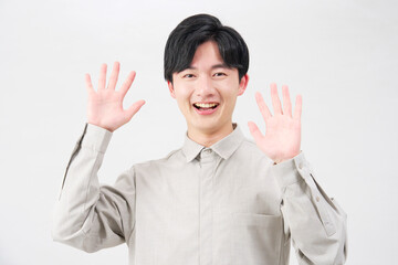 男性　20代　笑顔で驚く　白背景