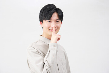 男性　20代　秘密のポーズ　白背景