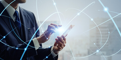 スマホを使う男性ビジネスパーソンと通信ネットワークのコンセプト