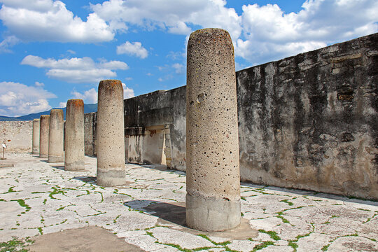 Sal&oacute;n de las columnas en Mitla, Oaxaca.