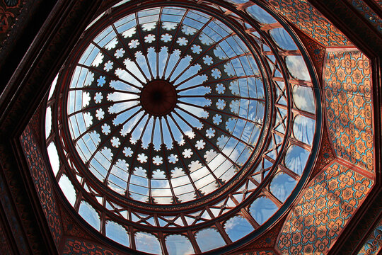 C&uacute;pula de cristal sobre estructura met&aacute;lica del kiosco morisco de la Ciudad de M&eacute;xico