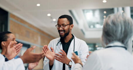 Obraz premium Applause, doctor and group with smile, hospital and celebration for success, healthcare and meeting. Happy, medical professional and people with achievement in clinic, clapping and win for team
