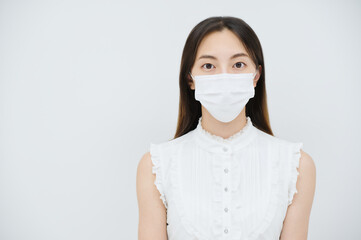 マスクをつけた若い女性