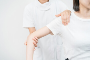 エステサロンでマッサージを受ける若い女性