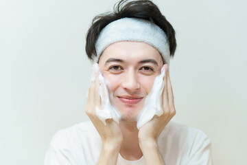 洗顔する若い男性