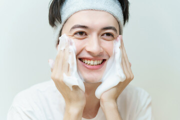 洗顔する若い男性