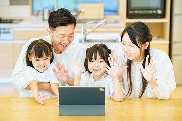 タブレットPCの画面を見る親子