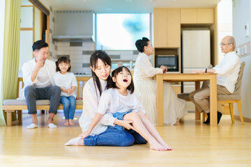 お母さんと遊ぶ女の子