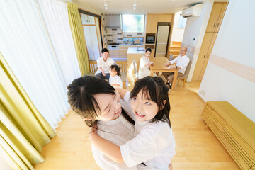 お母さんと遊ぶ女の子