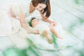 室内で遊ぶお母さんと赤ちゃん