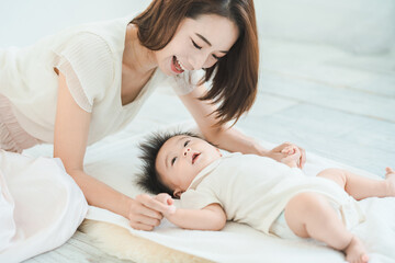 室内で遊ぶお母さんと赤ちゃん