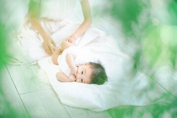 室内で遊ぶお母さんと赤ちゃん