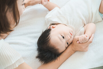 室内で遊ぶお母さんと赤ちゃん