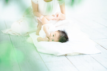 室内で遊ぶお母さんと赤ちゃん