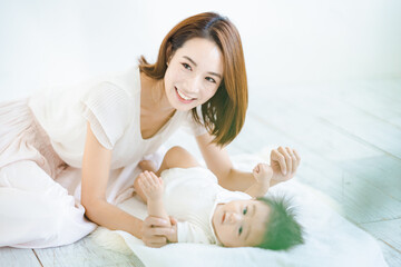 室内で遊ぶお母さんと赤ちゃん