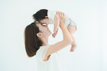 たかいたかいをするお母さんと赤ちゃん