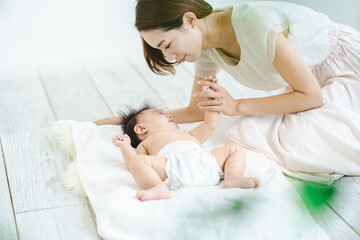 室内で遊ぶお母さんと赤ちゃん