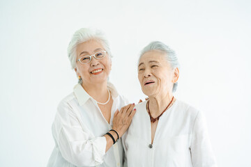 笑顔で話すシニア女性たち