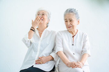 笑顔で話すシニア女性たち